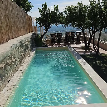 Oikos & Rooftop Guest house
