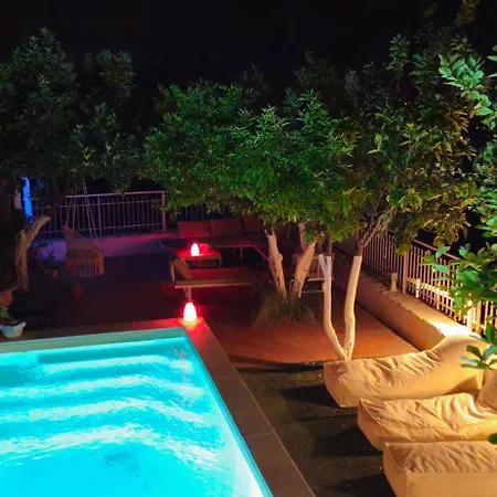 Oikos & Rooftop Guest house Suio