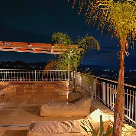 Oikos & Rooftop 4*